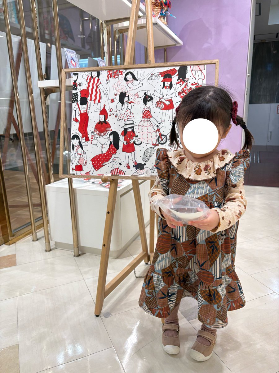 annaaaaa12357's tweet photo. だりさんの似顔絵行ってきた🎨
素敵な仕上がりで家族全員見入ってる
早速飾った❣️ https://t.co/gkT1QLYG92