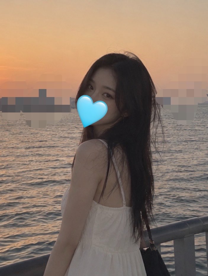 ema1_em's tweet photo. 隣、歩いてくれますか？🥺🩵

今日は…
気づいたらこんなたくさんの方にフォローしてもらえて
嬉しいので、少し考えました✨
次見たいの選んでね🩵

①おうちで一緒に過ごす気分の写真🛋️
②お出かけデート気分の写真👗
③コスプレ姿🐰
④写真以外の企画💬（質問コーナーとか）

全部読んで、何するか決めるね🩵