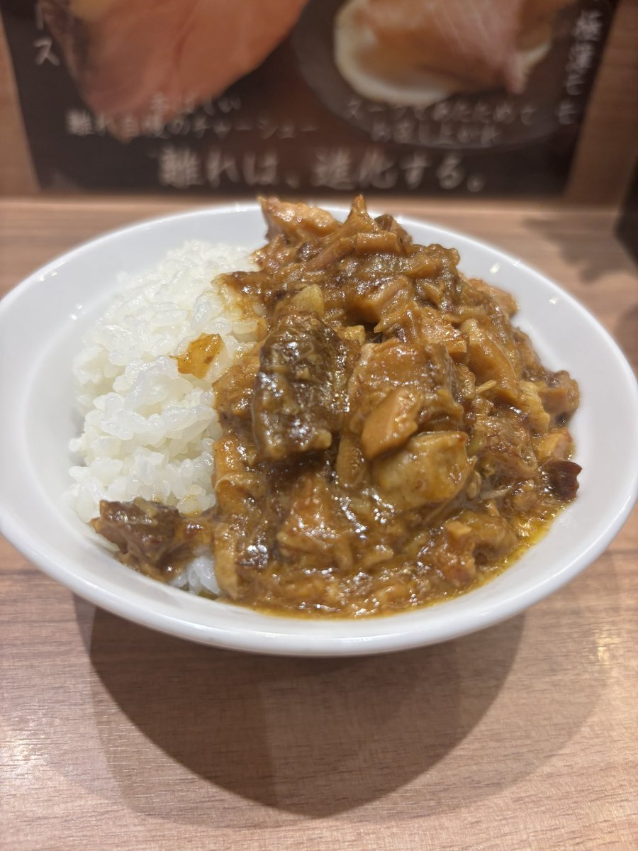 senbatu's tweet photo. 念願だった武蔵家成増HANAREに。デフォで頼むもメニューにカレーがあったら頼むじゃん。本店よりも輪郭のハッキリした一杯。ご馳走様でした。色紙の撮影もありがとうございます♪押忍！ https://t.co/ypZjCCDP4X