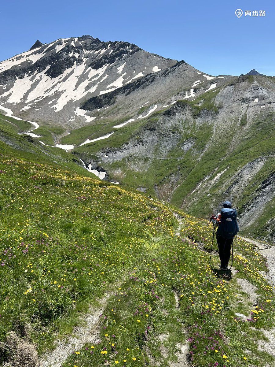 ShareAStory4's tweet photo. Sunset hiking in the alps today—golden light painting snow-capped peaks, crisp mountain air filling my lungs. This is why I chase off-the-grid moments. #TravelDiaries https://t.co/BS3Q9BkmZ2