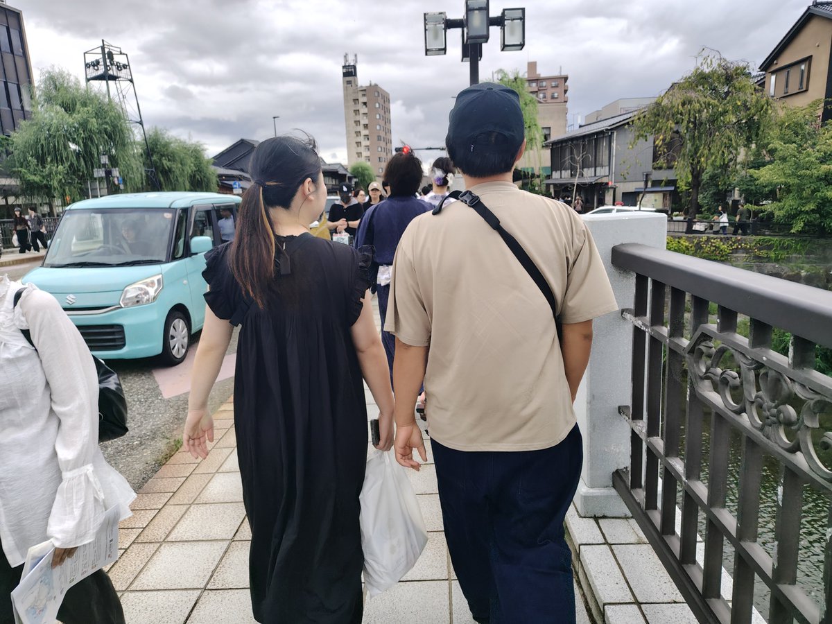 nao_p8's tweet photo. 娘夫婦が金沢に連れて行ってくれてめっちゃ食べてめっちゃ歩いた！楽しかった！
頼もしい後ろ姿みつつニヤニヤしておりました😁 https://t.co/z7LJAz8P5z