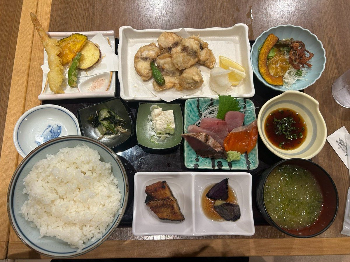 nao_p8's tweet photo. 娘夫婦が金沢に連れて行ってくれてめっちゃ食べてめっちゃ歩いた！楽しかった！
頼もしい後ろ姿みつつニヤニヤしておりました😁 https://t.co/z7LJAz8P5z