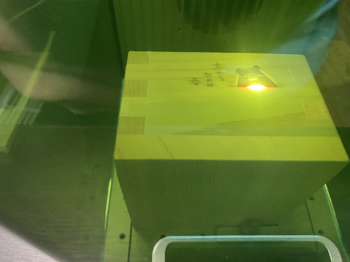 Monoso_Info's tweet photo. 🎁里親募集🎁

忘れるために呑んで升

呑んでますの升です！

試作品2個あるので
2名さま

桧材を使った日本製の一合升に
２面、レーザー加工しています。
試作品で、
ほんの少しカドが潰れていたりは
ありますが、販売予定品に近いものです。

升として使ってもよし
小物入れにしてもよし

今後販売予定で、
事前の宣伝になれば嬉しいです。

応募は
このアカウントフォローと
このポストをリポスト

締切は25日金曜日いっぱい。

当選の方には後日DMします。
発送に必要な情報以外は伺いません。
偽アカウントからのDMにもご注意下さい。