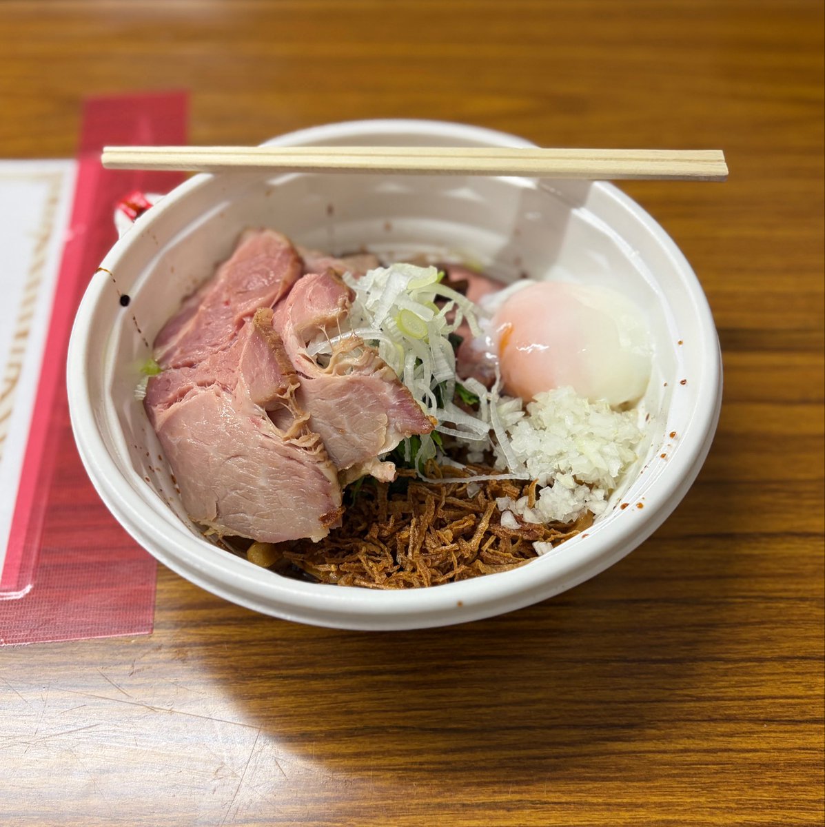 outlier_21's tweet photo. 今日のフェスはこちらのラーメン食べました。
翠空(みそら)さん✖️蒼翔(あおと)さん
チャーシー激ウマで、麺も最高でした。
会計1700円だけど、これはフェスのクオリティじゃない流石に超えてる。
まじで普通にうまかった。
人いるって言っても動けない程の混み具合でもないので、かなりおすすめ https://t.co/bR8Wxl9Op0