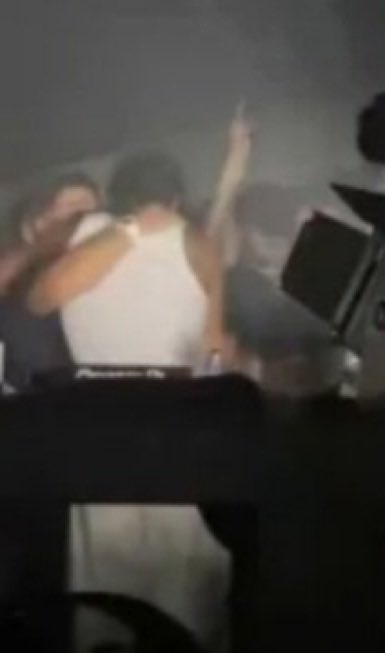 ConorrNewss's tweet photo. Dusan Vlahovic’in kardeşi Uros Vlahovic’ten şok itiraf 💥

O bir gün eve geldi ve kör kütük sarhoştu. yanında bir tane erkek vardı ve onu durmadan öpüyordu. 

Ve odaya geçtiler, o gece garip sesler duydum. Sabah uyandığında ise bana ve ailemize Gay olduğunu açıkladı. https://t.co/7qCtOJpwjW