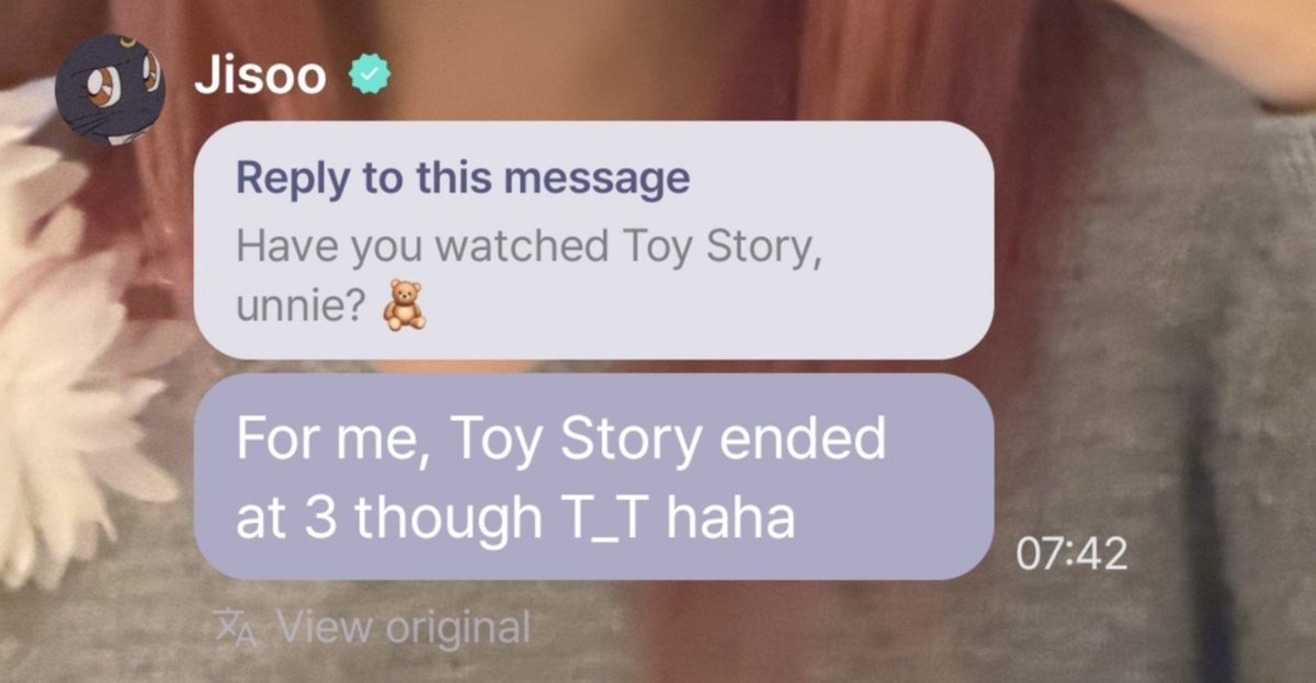 Rosiesmilecute's tweet photo. 👤: ¿Ya viste Toy Story, unnie?

#JISOO: Para mí, Toy Story terminó en el 3 jajaja https://t.co/xRiF3s0lvh
