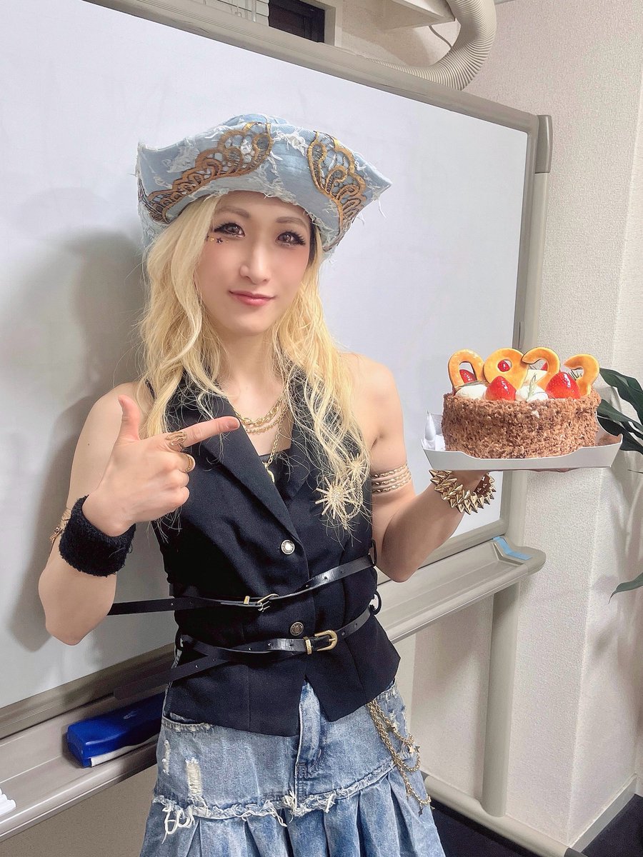 kaori_warlock's tweet photo. #PARADIN のみなさま
バースデーケーキ本当にありがとう🎂✨

つけてくれてた0923クッキーを仕上げに豪快にさしました👉 の図🙂‍↕️笑

めっちゃ可愛いし美味しかった🥹

そんなこんなで間も無く誕生日を迎えますが、誕生日も曲作りになりそうです🙂‍↕️(😂😂😂) https://t.co/FoljvLqN3N