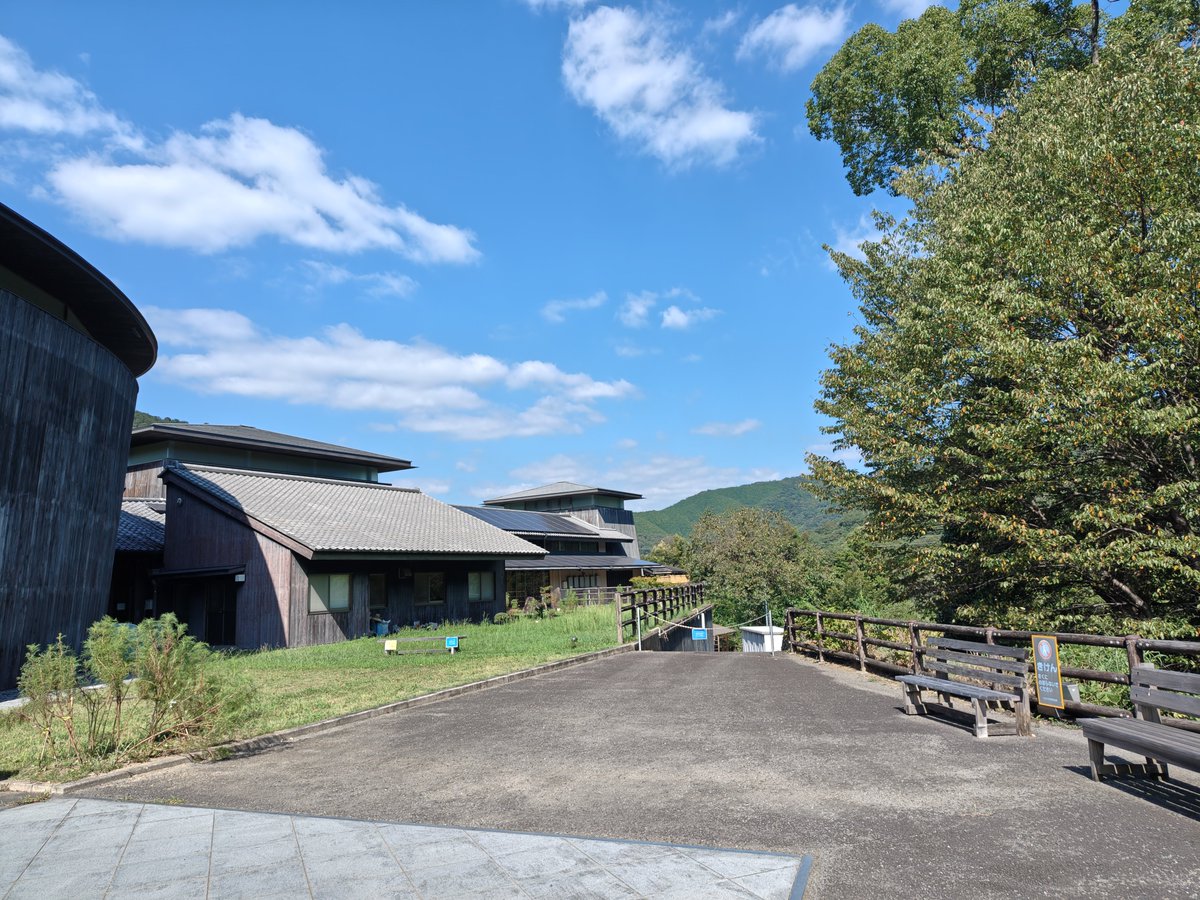 usa_san_tk's tweet photo. 今日行った日帰り温泉は、和歌山県有田川町のかなや明恵峡温泉
設備はとても綺麗
内湯と山を望みながら入れる露天風呂がありサウナは無し
しっとりしたお湯、利用客が多いのでゆっくり出来ないかも
バイクの聖地と言われる国道370 371 480が近くで確かにバイクが多かった印象
行かれる方はご安全に https://t.co/tnby50jr5P