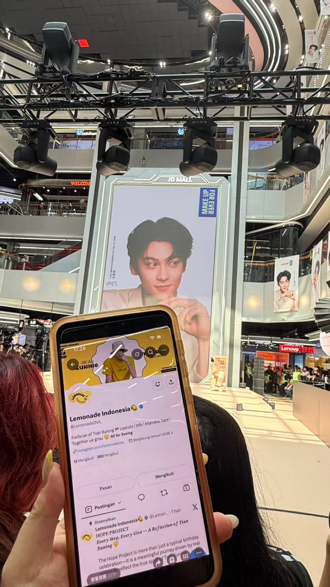 LemonadeINA_'s tweet photo. 𝐋𝐞𝐦𝐨𝐧𝐚𝐝𝐞 𝐈𝐧𝐝𝐨𝐧𝐞𝐬𝐢𝐚 𝐜𝐡𝐞𝐜𝐤𝐢𝐧𝐠 𝐢𝐧 𝐚𝐭 𝐭𝐡𝐞 𝐌𝐔𝐅𝐄 𝐋𝐈𝐕𝐄𝐒𝐓𝐑𝐄𝐀𝐌 𝐭𝐨𝐝𝐚𝐲! 🍋✨

A big thank you to our sister shui for making this photo check-in happen for us today. Hope you enjoy the show to the fullest and get home safely! 💛

Looking forward to meeting again at the next offline event! 🥰

XUNING MAKEUP FOREVER 
#XuningxMUFE #TianXuning
#田栩宁 #LemonadeINA