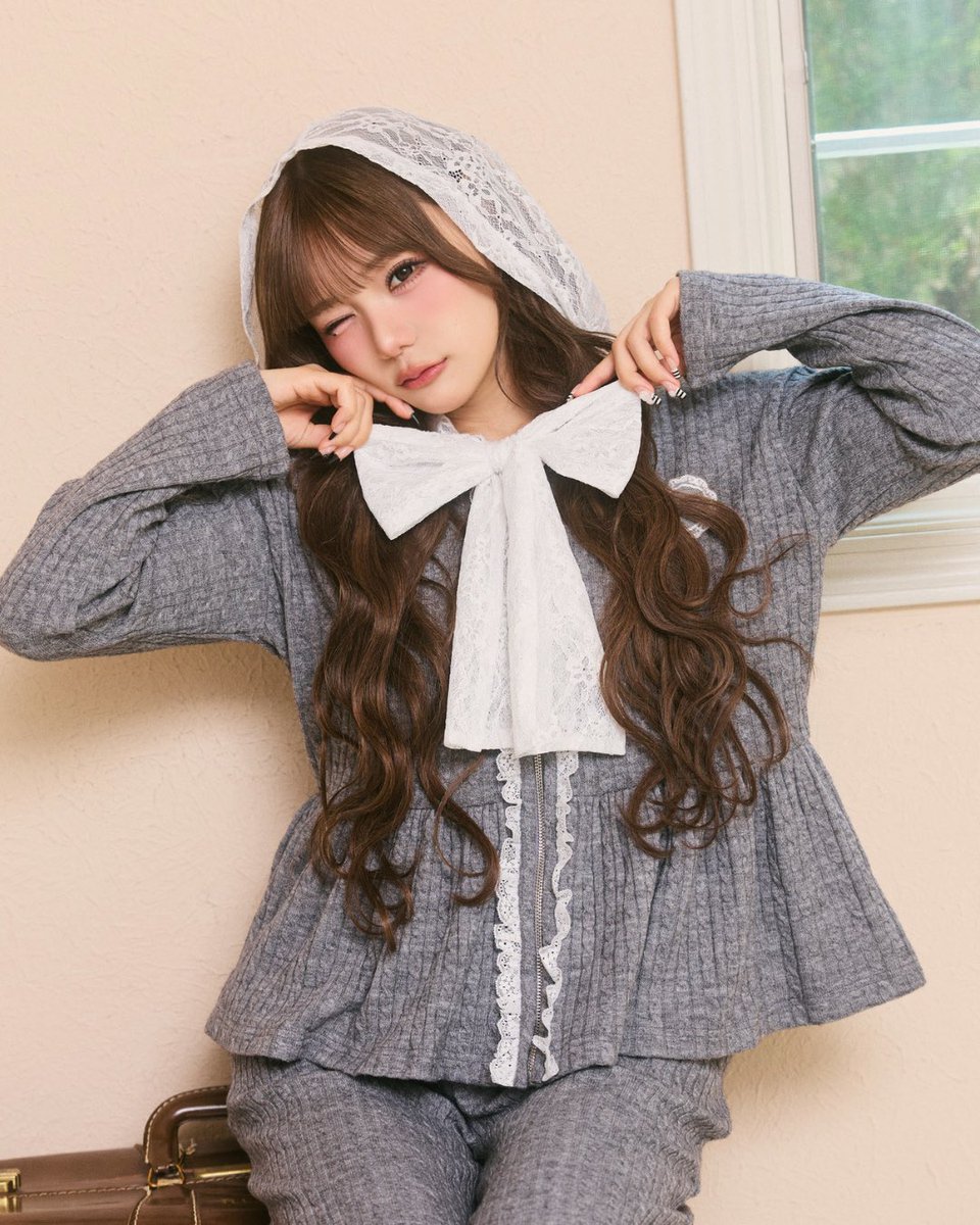meroir_official's tweet photo. 【 Me roir autumn collection 】

- 2nd drop
   lace peplum ribbon knit (GRAY / BEIGE)
   lace slit knit pants (GRAY / BEIGE)

- web release
  10/2(fri)21:00~

#meroir #ミーロワール #古澤里紗 https://t.co/yuTIXok7om