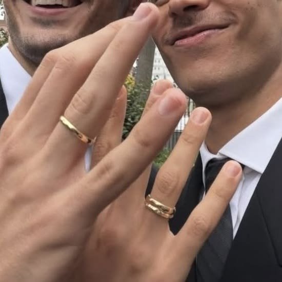 mygpjt's tweet photo. NAMORADO MISTERIOSO?! 💍

Bruce Wayne posta foto de duas alianças e intriga Gotham! 👀 O príncipe de Gotham está comprometido? Internautas já especulam quem é o homem misterioso. https://t.co/saDmjxbWpI