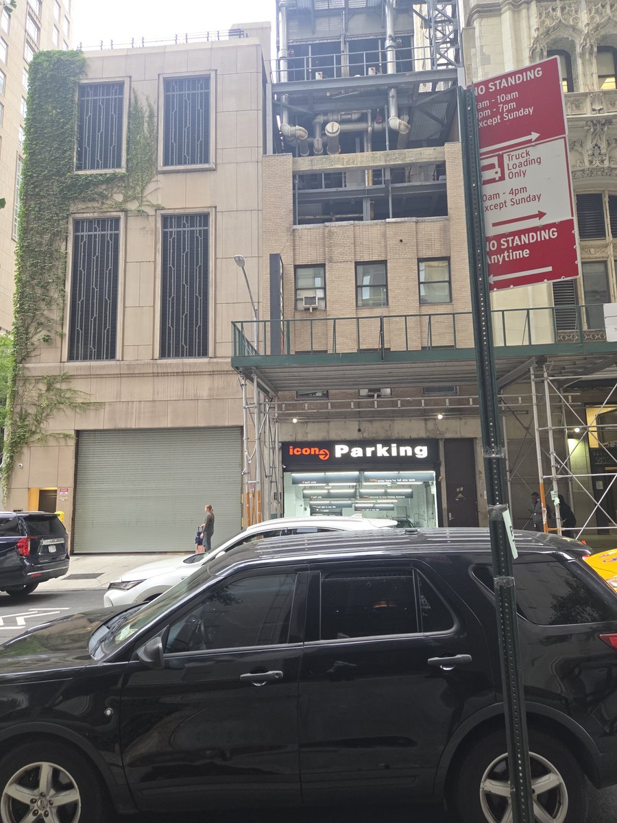 placardabuse's tweet photo. Parked illegally in a No Standing zone. 

Because, as usual, #PlacardCorruption. https://t.co/rg6wzJ3J21