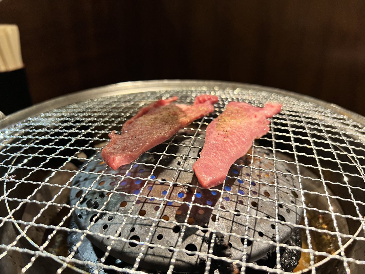 akira_drums's tweet photo. そして名古屋に1人居残り。テキトーに入った焼肉屋さんで飲みつつ流れてるのは乃木坂46のSing Out!。懐かしいな。これライブでドラム始まりでめっちゃ痺れるけど叩いててめちゃくちゃ気持ちいい曲。いい1日の締めくくりでした。 https://t.co/d7fwExFc4N