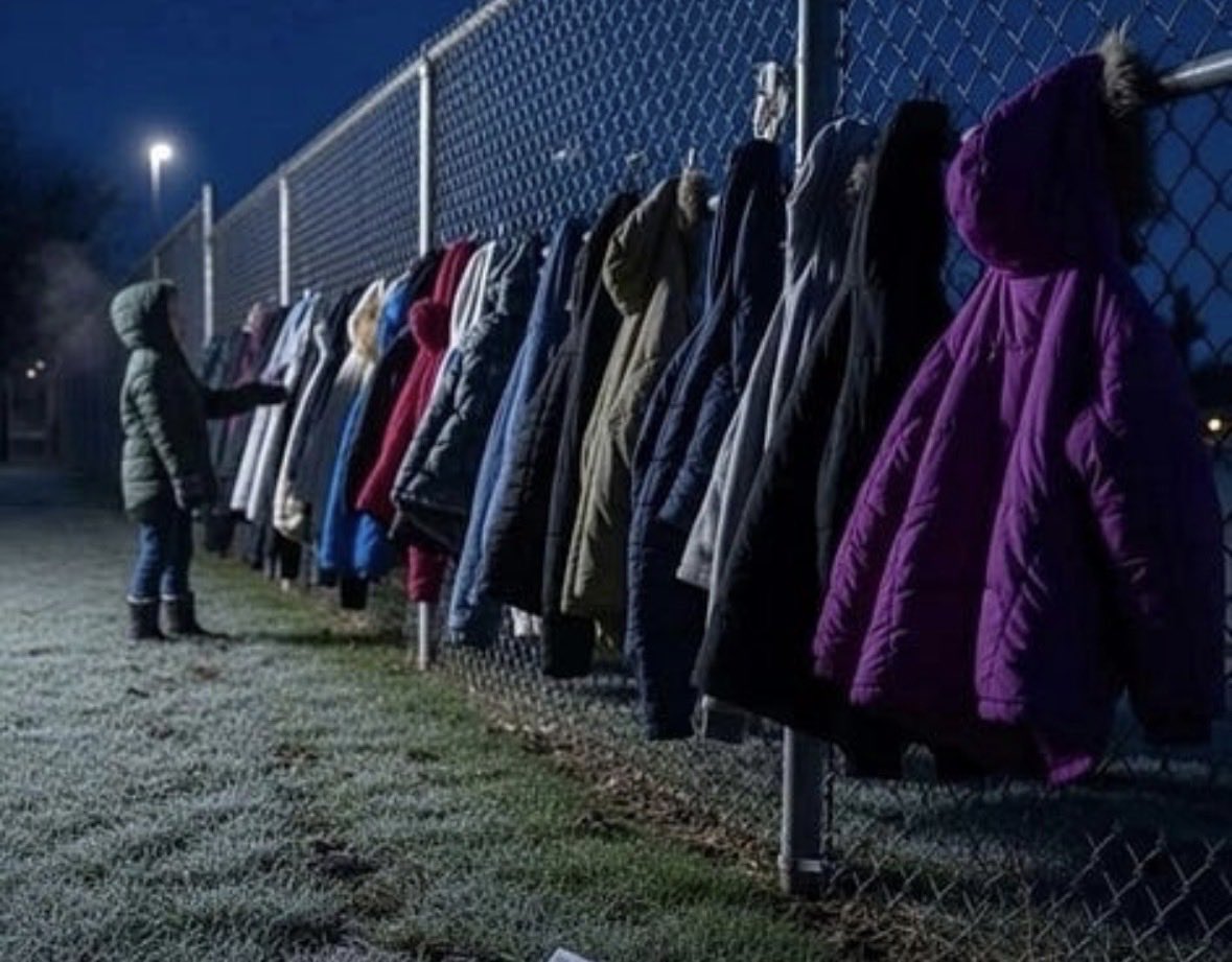 Gabriel_Cas_Cer's tweet photo. Una victoria para la humanidad:
"Encontraron los abrigos el jueves por la mañana. Quince abrigos de invierno. Buenos buenos, no basura. Colgado de la valla de malla metálica fuera de la escuela primaria Lincoln. Ninguna nota. Sin explicación. Solo abrigos, cerrados como fantasmas esperando cuerpos. El director Morris se volvió loco. Llamé a la policía. "Podría ser robado", dijo. "Podría ser algún tipo de broma."
Pero entonces Kayla Martinez, de ocho años, dijo que su madre trabajaba de noche limpiando oficinas y que este año no podía permitirse un abrigo de invierno. Llevaba tres sudaderas con capucha en capas. Tocó una morada en la valla, del tamaño adecuado, y susurró: "¿Puedo?" La señora Álvarez, la profesora de educación física, dijo que sí antes de que nadie pudiera detenerla. Para la comida, los quince abrigos habían desaparecido. Quince niños que habían estado temblando durante el recreo estaban cálidos. ¿El jueves siguiente? Veinte capas. Valla diferente, mismo barrio, fuera del centro comunitario. Luego aparecieron treinta abrigos en el refugio del centro. Luego mantas. Luego botas de invierno. Ninguna cámara captó nunca quién lo hizo. No hay reclamaciones en redes sociales. Solo... abrigos. Todos los jueves. Todo el invierno.
Las noticias lo recogieron. Los llamaba "El Ángel de la Valla." Entrevisté a familias agradecidas. Pero nadie lo sabía.
Hasta marzo.
Murió un anciano, Earl Hutchins, setenta y un años, vivía solo en un apartamento en el sótano de la Cuarta Calle. Cuando vaciaron su local, encontraron recibos. Recibos de tiendas de segunda mano. Cientos de ellos. Había estado comprando todos los abrigos decentes de invierno que encontraba, gastando todo su cheque de discapacidad y colgándolos por la noche.
Su sobrino encontró una entrada de diario: "Perdí a mi hijo por la exposición en 2004. Estaba sin hogar, orgulloso, no aceptaba limosnas. Se congeló detrás de un contenedor con una camiseta. Si pongo abrigos en una valla, nadie tiene que pedirlo. Nadie tiene que admitir que necesita ayuda. Simplemente lo aceptan. Dignidad intacta."
Soy Kayla Martínez. Ahora tengo dieciséis. Ese abrigo morado me sirvió para pasar cuarto de primaria. Nunca conocí a Earl. Nunca pude dar las gracias.
Pero el pasado noviembre, llevé el dinero de mi niñera a Goodwill. Compré seis capas. Los colgó en esa misma valla.
Mis amigos lo vieron. Compraron abrigos. Luego sus padres lo hicieron. Luego el instituto empezó una recogida de abrigos, no para un contenedor, sino para la valla.
El jueves pasado hubo 200 capas. También pañuelos. Guantes. Ahora lo llamamos "Earl's Fence". Hay uno en Detroit. Uno en Manchester. Uno en Vancouver.
Nunca conocí al hombre que me salvó de congelarme. Pero me estoy convirtiendo en él, una capa a la vez.
Porque el mejor tipo de ayuda no pide crédito. Simplemente queda ahí, en silencio, esperando que manos frías encuentren calor."
Que esta historia llegue a más corazones. 💜