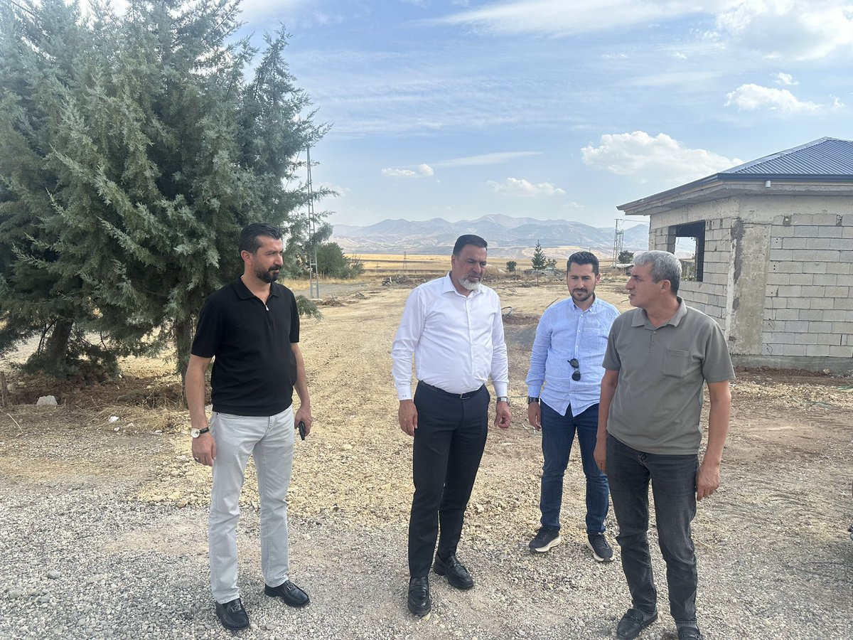 vahapgok_23's tweet photo. Yeni Mahalle’mize yeni bir park kazandırmak için çalışmalarımıza başladık. 

Çocuklarımızın güvenle oynayacağı, hemşehrilerimizin nefes alacağı güzel bir yaşam alanını mahallemize kazandırıyoruz.

Daha yeşil, daha güzel ve daha yaşanabilir bir Kovancılar için çalışıyoruz. https://t.co/IvUVliw5WP