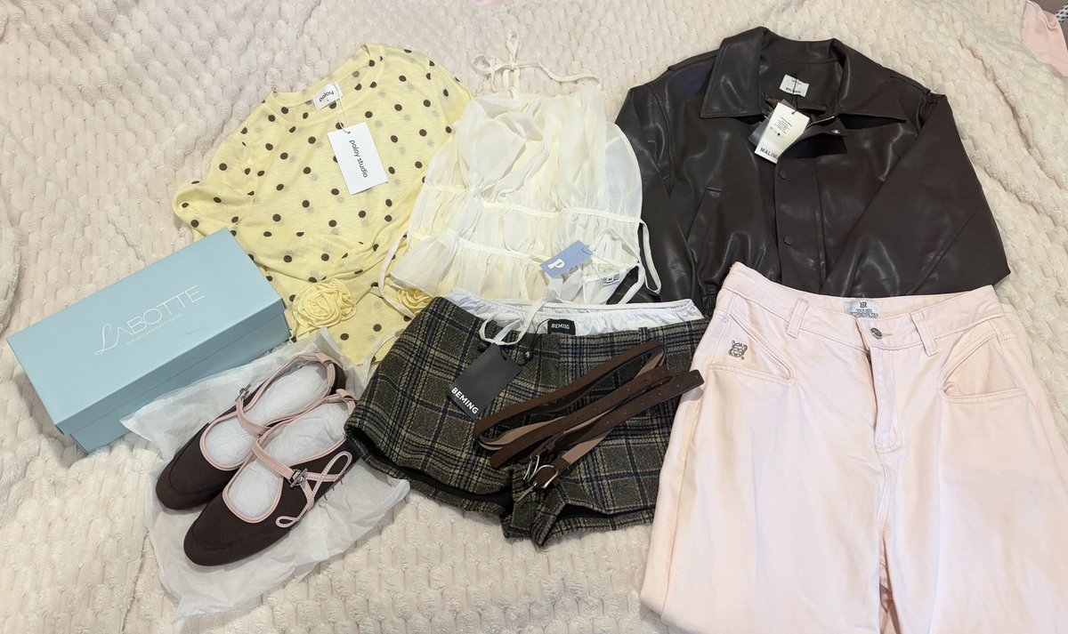 weyoina's tweet photo. ส่งต่อหลังจบ trip คั้บ ทุกตัวใส่1ครั้งมีป้าย+ถุงครบน้าซักเรียบร้อย🐰🤎
ค่าส่ง40.-🚛 เดี๋ยวทยอยลงน้า💓
#ส่งต่อเสื้อผ้า #ส่งต่อpaloy #paloystudio #ส่งต่อเสื้อผ้ามือสอง #เสื้อผ้ามือสอง #chuuchop #เสื้อผ้ามือสองสภาพดี #ส่งต่อmalimays #malimays #beming #ส่งต่อbeming https://t.co/jh9dQ3pUe5