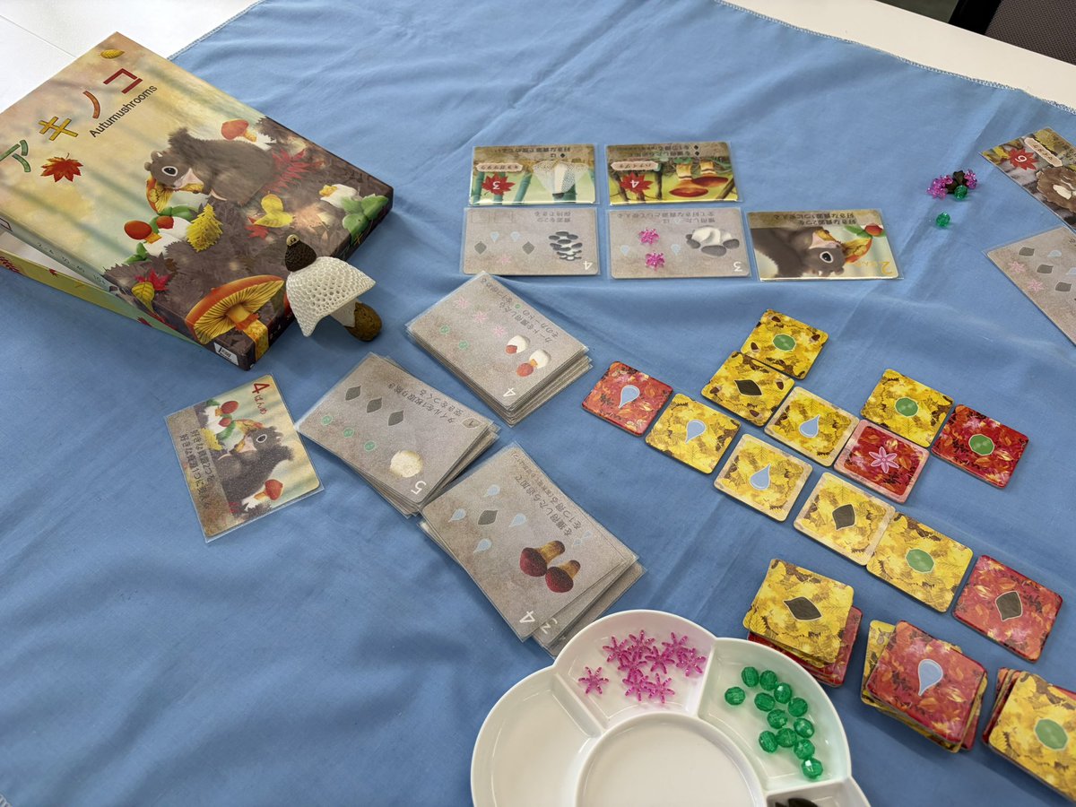 MrandMrs_Games's tweet photo. 『アキノコ』@chiyakazuha 
落ち葉をめくってキノコを育てるリソース管理ゲーム。リバーシしながら資源を集めて、集めた資源でキノコを育てる🍄キノコが育つと勝ち点+特殊効果が使えるようになるので、うまくコンボができるとより高得点が狙えます。拡大再生産×リバーシ、新しい感覚で面白かったです https://t.co/UIwpD1hppP