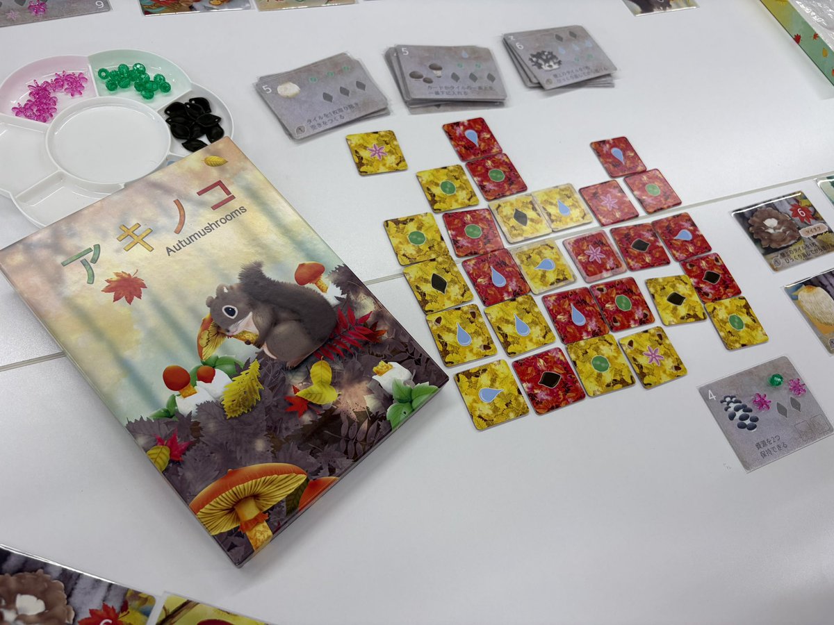 MrandMrs_Games's tweet photo. 『アキノコ』@chiyakazuha 
落ち葉をめくってキノコを育てるリソース管理ゲーム。リバーシしながら資源を集めて、集めた資源でキノコを育てる🍄キノコが育つと勝ち点+特殊効果が使えるようになるので、うまくコンボができるとより高得点が狙えます。拡大再生産×リバーシ、新しい感覚で面白かったです https://t.co/UIwpD1hppP