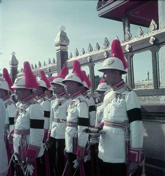 EmmaPtortetor's tweet photo. Evolution of Royal Thai Army King Guard's headwear

the plumes has grown bigger and become a part of their hats. https://t.co/jREYHXmQwK