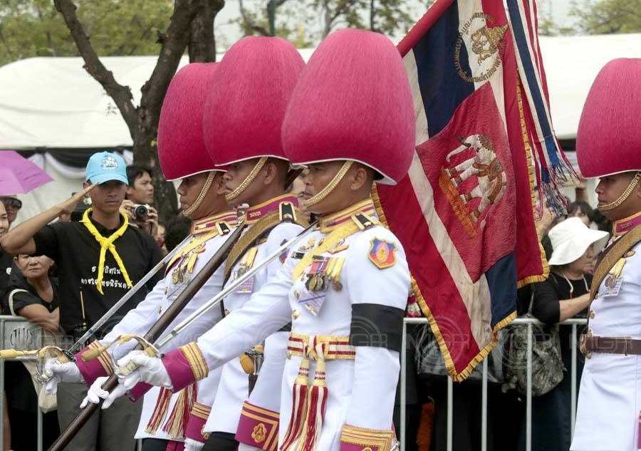 EmmaPtortetor's tweet photo. Evolution of Royal Thai Army King Guard's headwear

the plumes has grown bigger and become a part of their hats. https://t.co/jREYHXmQwK