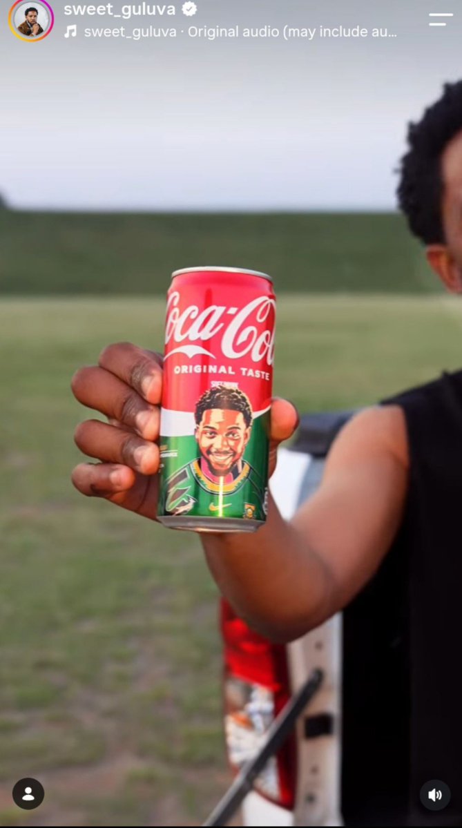 TwoKhosi's tweet photo. One thing about me,i know how to choose them faves.💯👌Look at my other favorite boy,he is doing VERY well for himself.🥺And guess what,he is on a coca-cola can.💃 Coca-cola my diya.I will forever be proud of you Akhona.Keep chasing that bag!

#SweetGuluva
#AkhonamathembaZwane https://t.co/KGlMU8cfX4