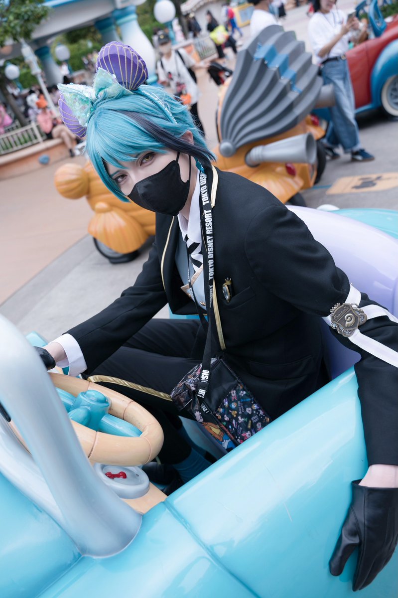 torisu_yayoi's tweet photo. 🐬「乗って行きませんか？」

#Dハロ仮装2026 
#等身大ウツボ https://t.co/pd9ktMvhXS