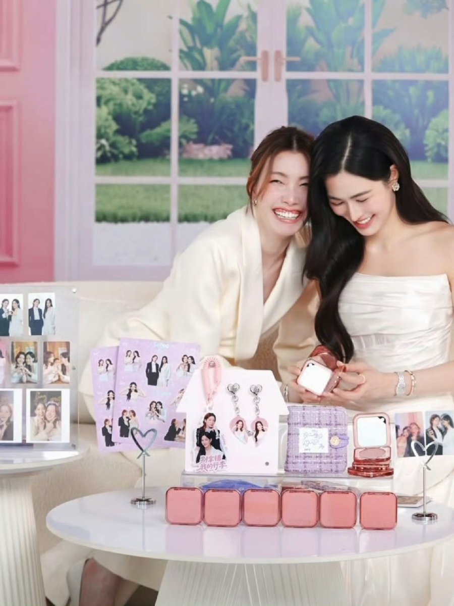 BellaS2Tae's tweet photo. Orm nói tiếng Trung: Cái này là của chị.

Ling: Cái này tại sao lại là của chị vậy?

Orm: Nghe không hiểu á

Ling: Không sao, chị có thể tự nói chuyện với chính mình.

LINGORM PRESENTER SOFEA
#LingOrmSofeaLiveStream https://t.co/cPRRB2OxyM