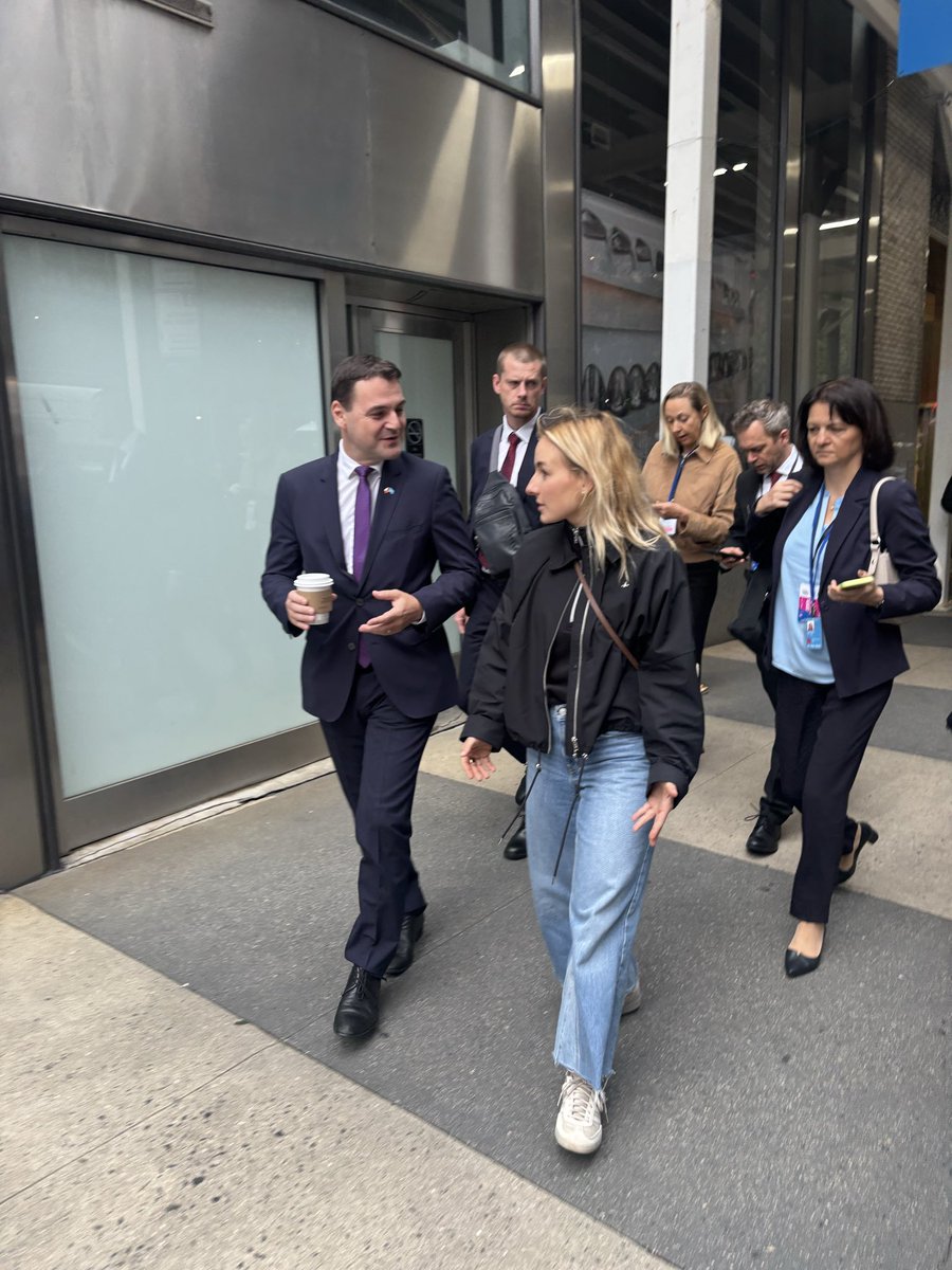 oliver_adamek's tweet photo. Scenes v New Yorku právě teď https://t.co/FwE4YGe3jG