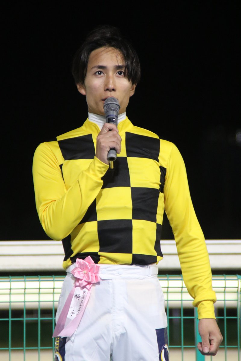 dokeiba's tweet photo. 「最後も余裕がありファンの方の声援も聞こえた。重賞でこれほどの勝ち方は凄い」と手ごたえを語ったのは #落合玄太 騎手！
「今後は楠賞(11/4園田)からダートグレードへ向かいたい」と #田中淳司 調教師。
#ホッカイドウ競馬
#門別競馬場
#モンスターズ
#ウポポイオータムスプリント
#ベストグリーン https://t.co/GefKQSBATs