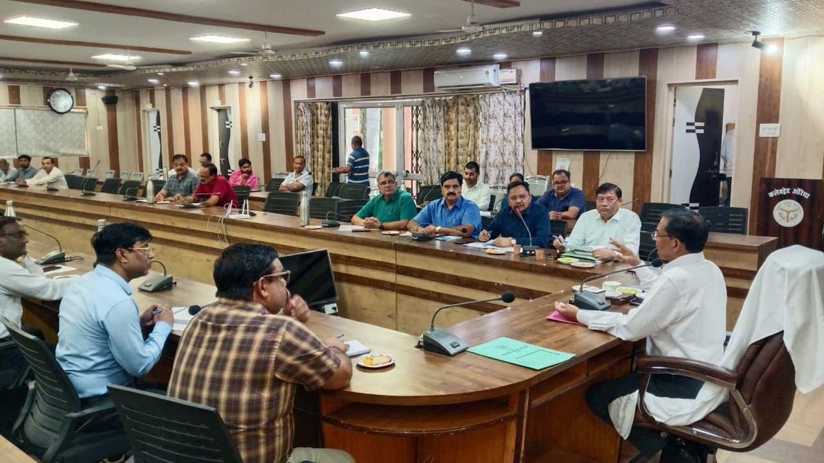 DMAuraiya's tweet photo. जिलाधिकारी बृजेश कुमार की अध्यक्षता में कलेक्ट्रेट स्थित मानस सभागार में जिला विद्यालय यान परिवहन सुरक्षा समिति की बैठक हुई आयोजित, बैठक में विद्यालयी वाहनों के सुरक्षित संचालन, निर्धारित तकनीकी मानकों के अनुपालन तथा विद्यार्थियों की सुरक्षित यात्रा सुनिश्चित करने के दिए निर्देश। https://t.co/dp3oIoQYDP
