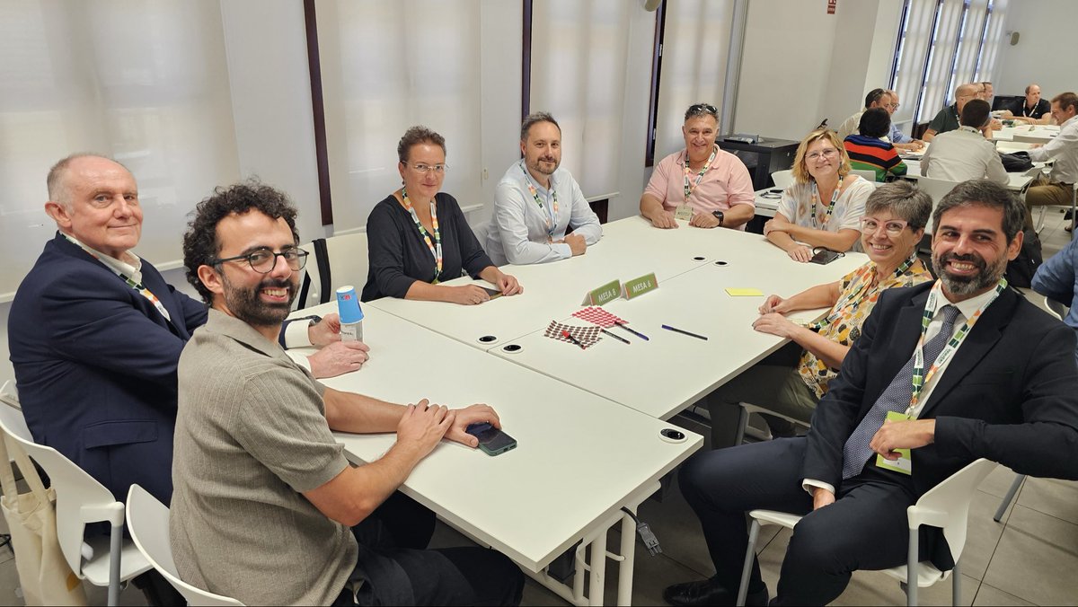 acodea_'s tweet photo. Comenzamos con el taller #InnoVERTLAB en el que buscaremos la conexión entre desafíos rurales y transformaciones globales a través de la cooperación internacional 

#InnoVERT #Agripoolers2026 https://t.co/FN6iCJlDdi