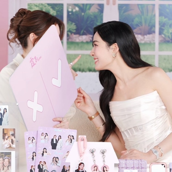BellaS2Tae's tweet photo. Không biết nên để LingOrm hay OrmLing đây =))

LINGORM PRESENTER SOFEA
#LingOrmSofeaLiveStream https://t.co/WbPuaudiox