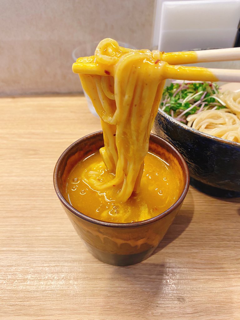 Pshachiku7's tweet photo. 本日のラー活は #中華そばブラボー👏

 芋茄子南瓜のつけそば+ごはん

芋とかぼちゃのスープに焼き茄子といしりのムースが浮かんだつけだれ。なめこと昆布の出汁に浸された麺はそのままでも旨し。残ったつけだれを器に入れてご飯をドボン♪
たいへん美味しくいただきました♪😋

#ラーメン #ラー活 https://t.co/1QRFdpQslk