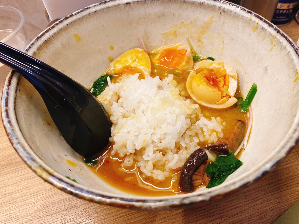 Pshachiku7's tweet photo. 本日のラー活は #中華そばブラボー👏

 芋茄子南瓜のつけそば+ごはん

芋とかぼちゃのスープに焼き茄子といしりのムースが浮かんだつけだれ。なめこと昆布の出汁に浸された麺はそのままでも旨し。残ったつけだれを器に入れてご飯をドボン♪
たいへん美味しくいただきました♪😋

#ラーメン #ラー活 https://t.co/1QRFdpQslk
