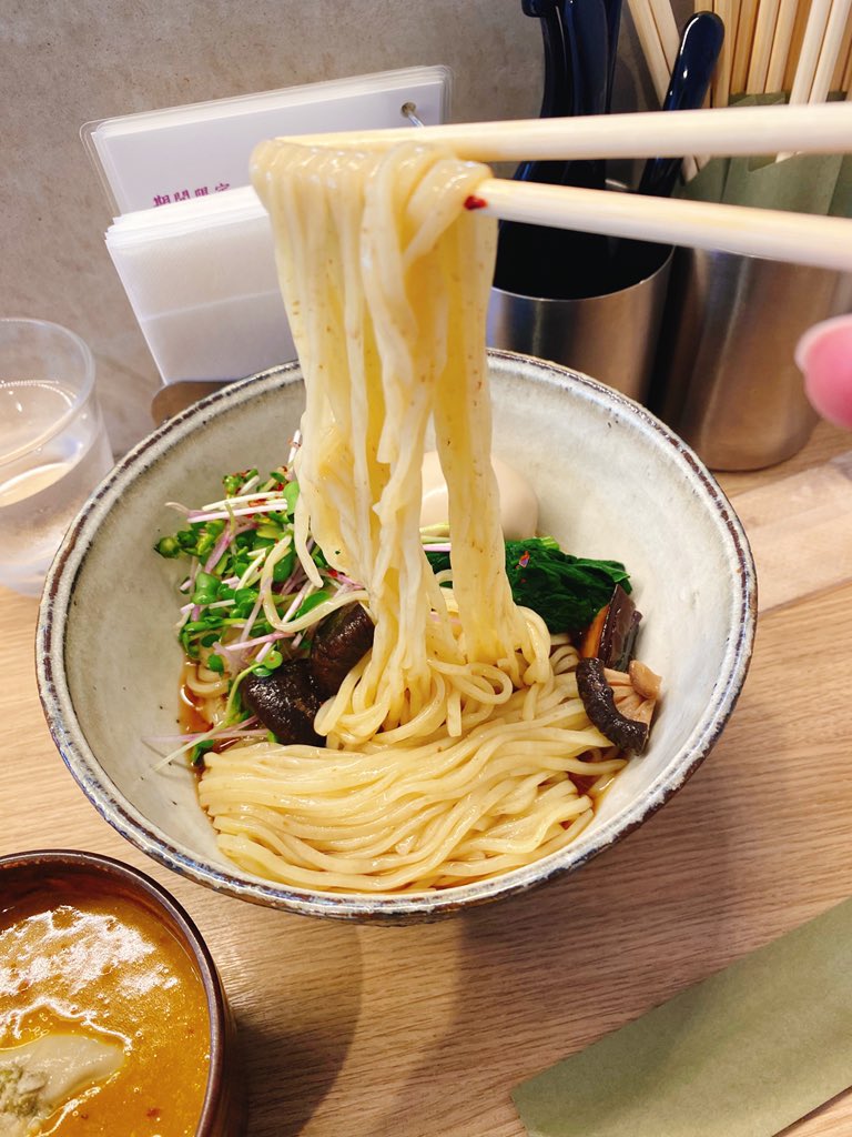 Pshachiku7's tweet photo. 本日のラー活は #中華そばブラボー👏

 芋茄子南瓜のつけそば+ごはん

芋とかぼちゃのスープに焼き茄子といしりのムースが浮かんだつけだれ。なめこと昆布の出汁に浸された麺はそのままでも旨し。残ったつけだれを器に入れてご飯をドボン♪
たいへん美味しくいただきました♪😋

#ラーメン #ラー活 https://t.co/1QRFdpQslk