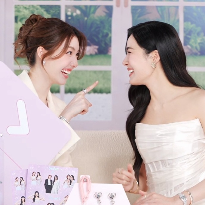 BellaS2Tae's tweet photo. Không biết nên để LingOrm hay OrmLing đây =))

LINGORM PRESENTER SOFEA
#LingOrmSofeaLiveStream https://t.co/WbPuaudiox