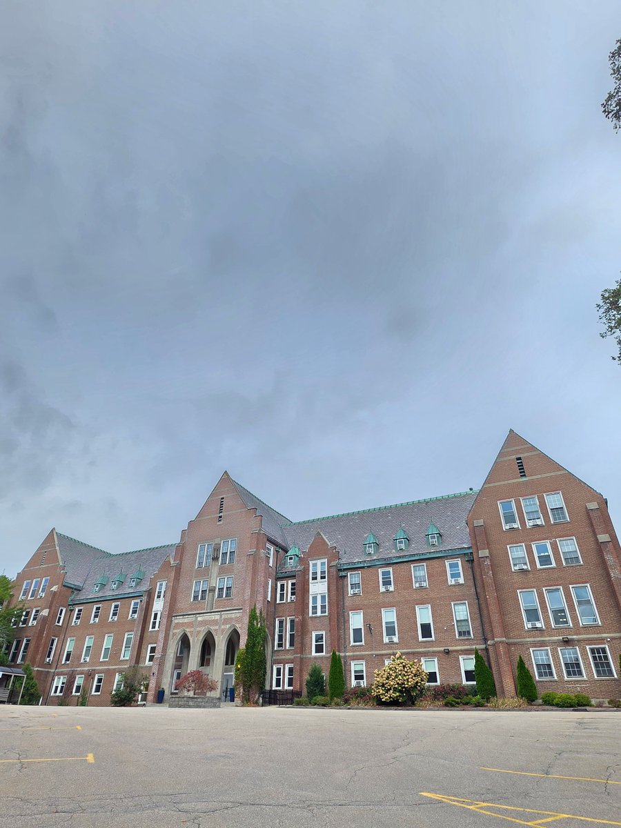 OnlyInBOS's tweet photo. Boston College just got bigger.

BC has purchased the 17.6-acre EF Boston International Language Campus at 200 Lake Street in Brighton, directly across from its Brighton Campus.

The property includes 89,000 square feet of existing educational facilities. https://t.co/i9gKi75OUn
