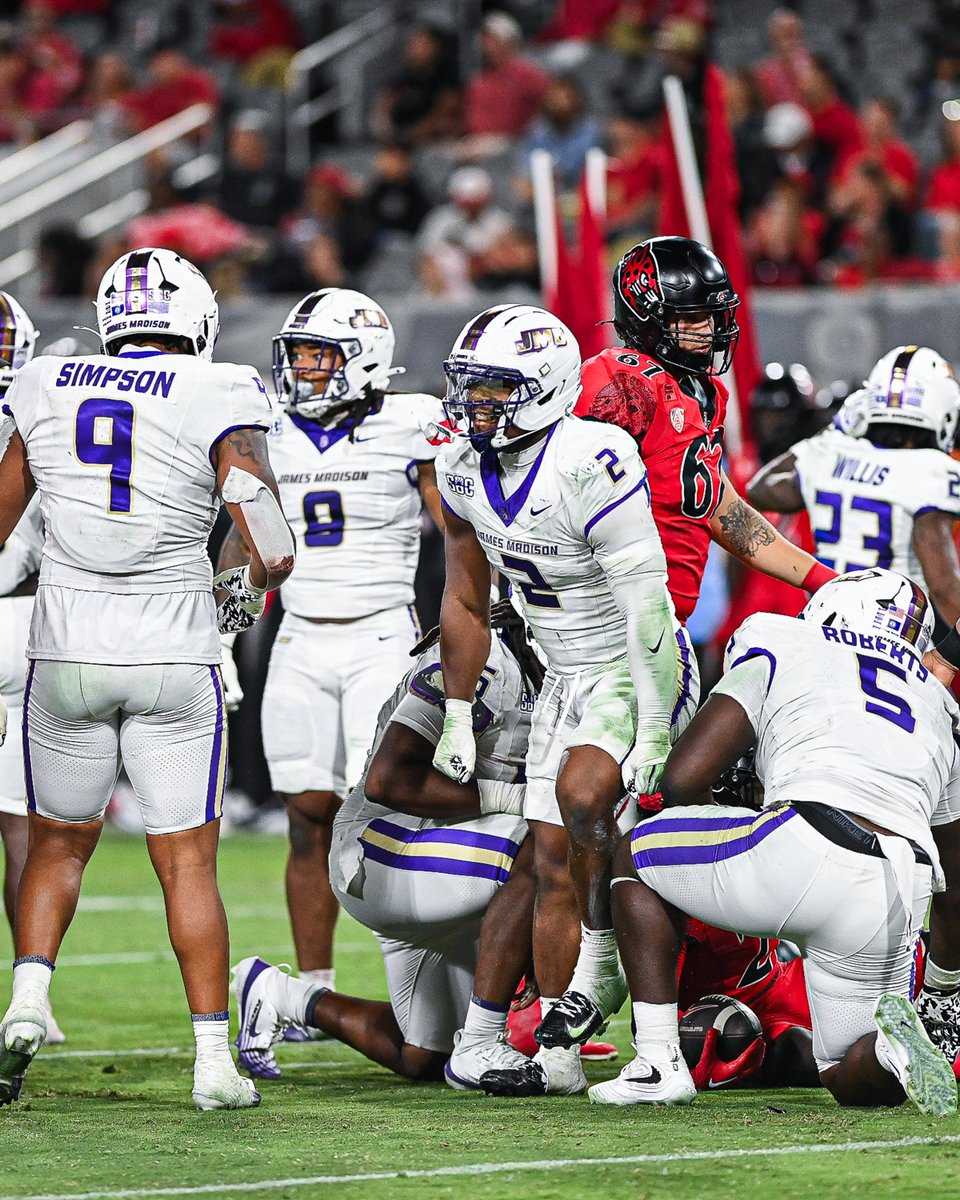 JMUFootball's tweet photo. 1️⃣4️⃣ tackles for the Cali kid 🌴

#GoDukes https://t.co/vaPZHU31Iu