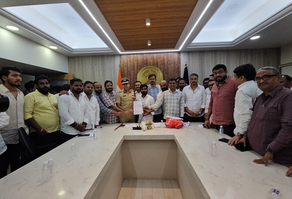 RRPSpeaks's tweet photo. MPSCच्या भ्रष्ट अध्यक्षांचा राजीनामा, विद्यार्थ्यांना विश्वासात घेऊनच स्वच्छ प्रतिमेच्या नवीन अध्यक्षांची नेमणूक, सर्व परीक्षा ऑफलाइन पद्धतीने घेणे, राजस्थान सरकारच���या धर्तीवर १०० रुपयांच्या कार्डवर वर्षातील सर्व परीक्षा घेणे आणि ७० हजार पदांची भरती प्रक्रिया तातडीने सुरू करणे, या विद्यार्थ्यांच्या प्रमुख मागण्यांसाठी पुण्यात विद्यार्थी आंदोलन करणार आहेत. या आंदोलनास परवानगी द्यावी, यासाठी विद्यार्थ्यांसोबत पुणे पोलीस आयुक्तालयात सहपोलीस आयुक्त संजय दराडे साहेब यांची भेट घेऊन चर्चा केली.

आंदोलनासाठी आम्ही आधी २६ सप्टेंबर ही तारीख जाहीर क���ली होती. परंतु, या दिवशी दुपारपर्यंत गणेशविसर्जन मिरवणूक सुरू अस��े आणि मिरवणुकीच्या बंदोबस्तामुळे थकलेल्या पोलिसांना त्रास नको, म्हणून आंदोलनासाठी २७ सप्टेंबर रोजी परवानगी देण्याची मागणी केली. त्यानुसार परवानगी दिली तरी आज नाही दिली रविवार, दि. २७ सप्टेंबर रोजी सकाळी १० वाजल्यापासून पुण्यात गरवारे कॉलेज ते पत्रकार संघ यादरम्यानच्या एस. एम. जोशी पुलावर विद्यार्थी आक्रोश ठिय्या आंदोलन होणार आहे.

तत्पूर्वी विद्यार्थ्यांच्या मागण्यांवर मार्ग काढण्याची सरकारची इच्छा असेल, तर त्याचे आम्ही स्वागतच करतो. परंतु, त्यासाठी राज्यभरात आंदोलन केलेल्या विद्यार्थी प्रतिनिधींसोबत सरकारने चर्चा केली पाहिजे. त्यासाठी प्रमुख १५ विद्यार्थी प्रतिनिधींची यादी आम्ही पोलिसांकडे दिली. परंतु, चर्चाच झाली नाही, तर सरकारने विद्यार्थ्यांवर किंवा क्लासचालकांवर कितीही दबाव आणला, तरी विद्यार्थ्यांच्या या आंदोलनाला कुणीही रोखू शकणार नाही. यावेळी व��द्यार्थी व सर्वपक्षीय पदाधिकारी उपस्थित होते.

@Dev_Fadnavis
@mpsc_office
@CPPuneCity

#MPSCStudents #MPSCExam #विद्यार्थी_आक्रोश #विद्यार्थी_आंदोलन  #विद्यार्थ्यांचा_आवाज