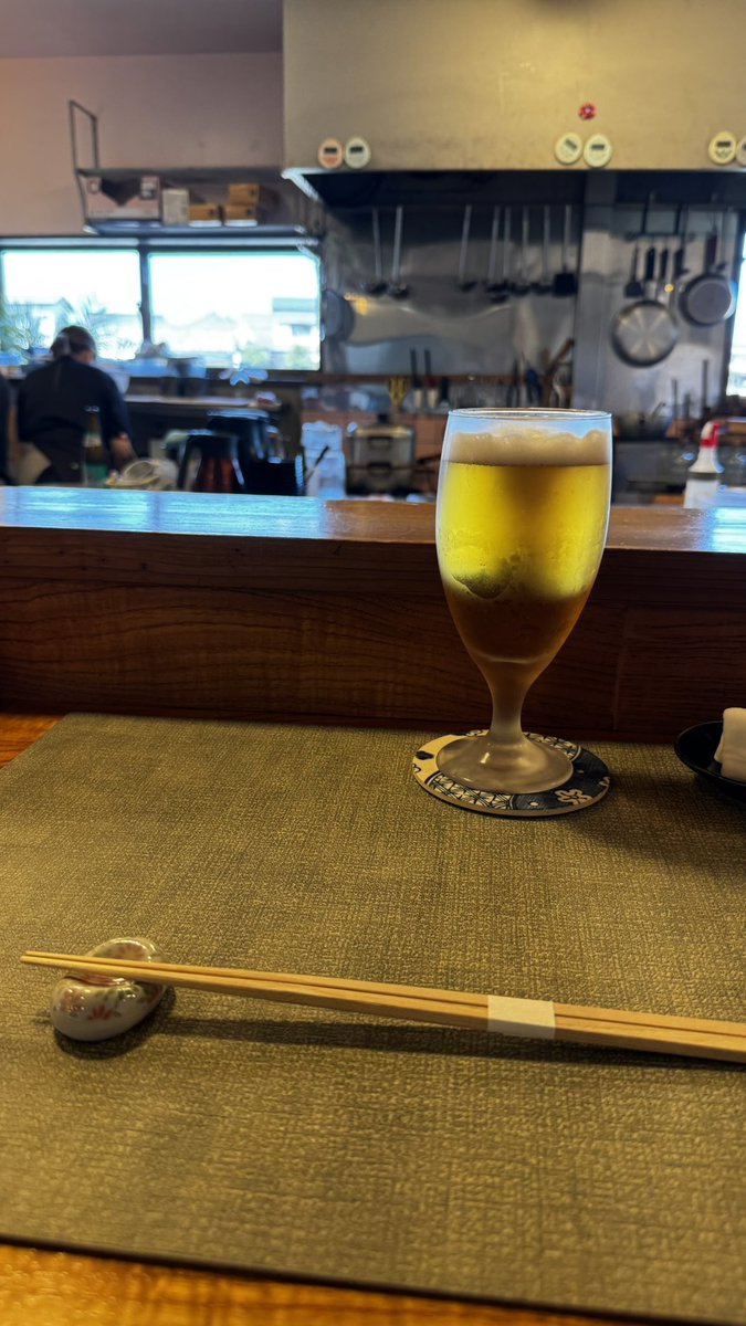 earlzio's tweet photo. 今日は、宮崎・青島のスーさんおすすめのお店でお昼を…
マダイのヅケやサワラの焼き・栗の粉振りの他、握りなどを…
絞った黄色いのは、べべす、酸味強い https://t.co/2t6eCyLJNZ