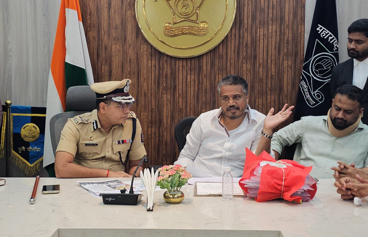 RRPSpeaks's tweet photo. MPSCच्या भ्रष्ट अध्यक्षांचा राजीनामा, विद्यार्थ्यांना विश्वासात घेऊनच स्वच्छ प्रतिमेच्या नवीन अध्यक्षांची नेमणूक, सर्व परीक्षा ऑफलाइन पद्धतीने घेणे, राजस्थान सरकारच���या धर्तीवर १०० रुपयांच्या कार्डवर वर्षातील सर्व परीक्षा घेणे आणि ७० हजार पदांची भरती प्रक्रिया तातडीने सुरू करणे, या विद्यार्थ्यांच्या प्रमुख मागण्यांसाठी पुण्यात विद्यार्थी आंदोलन करणार आहेत. या आंदोलनास परवानगी द्यावी, यासाठी विद्यार्थ्यांसोबत पुणे पोलीस आयुक्तालयात सहपोलीस आयुक्त संजय दराडे साहेब यांची भेट घेऊन चर्चा केली.

आंदोलनासाठी आम्ही आधी २६ सप्टेंबर ही तारीख जाहीर क���ली होती. परंतु, या दिवशी दुपारपर्यंत गणेशविसर्जन मिरवणूक सुरू अस��े आणि मिरवणुकीच्या बंदोबस्तामुळे थकलेल्या पोलिसांना त्रास नको, म्हणून आंदोलनासाठी २७ सप्टेंबर रोजी परवानगी देण्याची मागणी केली. त्यानुसार परवानगी दिली तरी आज नाही दिली रविवार, दि. २७ सप्टेंबर रोजी सकाळी १० वाजल्यापासून पुण्यात गरवारे कॉलेज ते पत्रकार संघ यादरम्यानच्या एस. एम. जोशी पुलावर विद्यार्थी आक्रोश ठिय्या आंदोलन होणार आहे.

तत्पूर्वी विद्यार्थ्यांच्या मागण्यांवर मार्ग काढण्याची सरकारची इच्छा असेल, तर त्याचे आम्ही स्वागतच करतो. परंतु, त्यासाठी राज्यभरात आंदोलन केलेल्या विद्यार्थी प्रतिनिधींसोबत सरकारने चर्चा केली पाहिजे. त्यासाठी प्रमुख १५ विद्यार्थी प्रतिनिधींची यादी आम्ही पोलिसांकडे दिली. परंतु, चर्चाच झाली नाही, तर सरकारने विद्यार्थ्यांवर किंवा क्लासचालकांवर कितीही दबाव आणला, तरी विद्यार्थ्यांच्या या आंदोलनाला कुणीही रोखू शकणार नाही. यावेळी व��द्यार्थी व सर्वपक्षीय पदाधिकारी उपस्थित होते.

@Dev_Fadnavis
@mpsc_office
@CPPuneCity

#MPSCStudents #MPSCExam #विद्यार्थी_आक्रोश #विद्यार्थी_आंदोलन  #विद्यार्थ्यांचा_आवाज