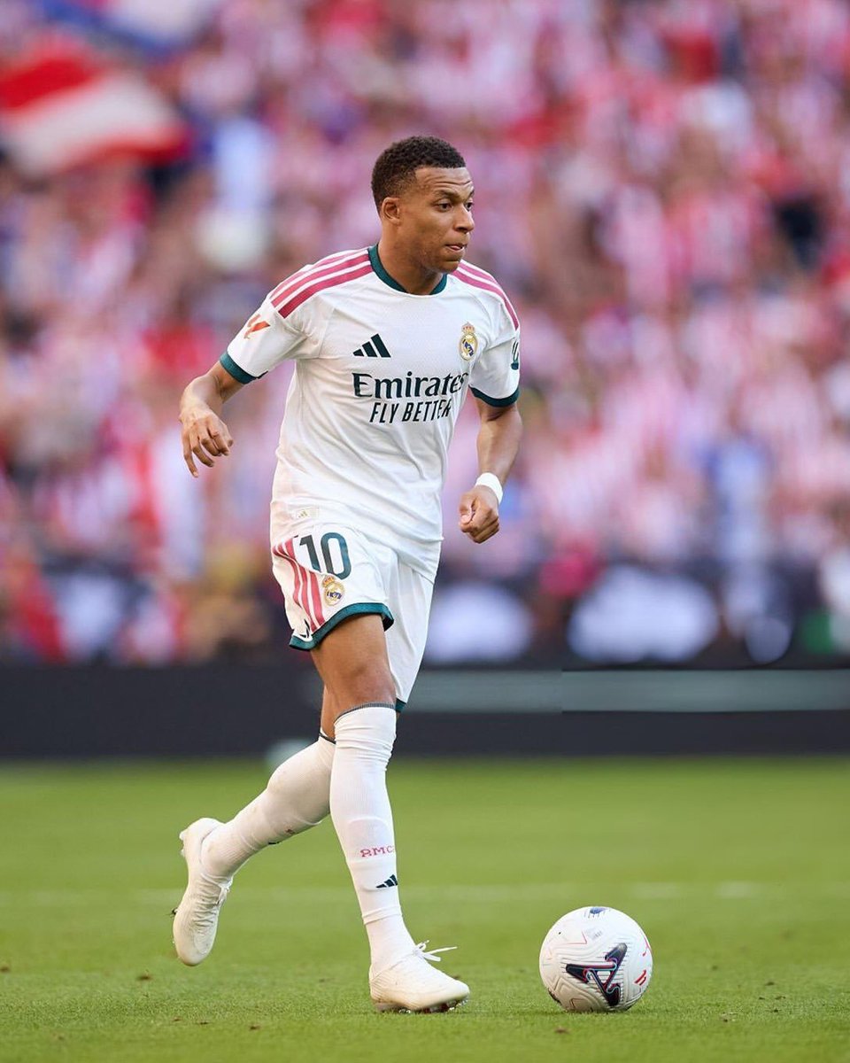 sdmlinks's tweet photo. Goodbye, Mbappé? 😂 Após o Kylian aparecer com chuteiras da Nike pintadas de branco, a marca acaba de colocar uma versão totalmente branca à venda em seu site. https://t.co/pm09Avyhn9