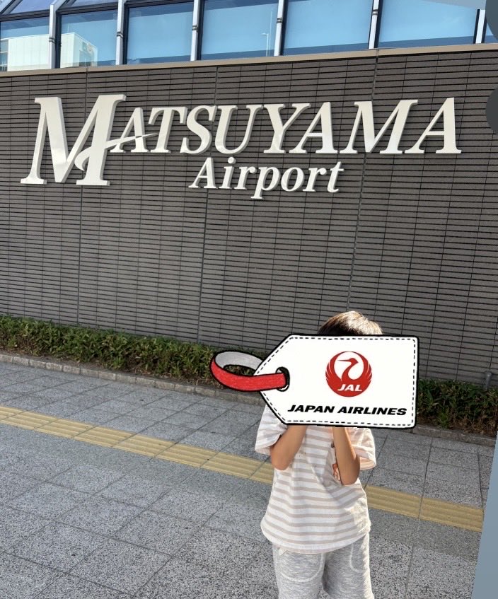 macky0321_321's tweet photo. 今日は孫サ部とMYJにお邪魔しました♡
展望デッキで堪能したのち、JAL PLAZAめがけて走り出した彼は…777のエアポートセットとぷくぷくシールをGET！来年いよいよ小学生、約束どおりスカイミュージアムへ連れて行くことができますように✈️

#JALサ部 https://t.co/3bp2nnK6KQ