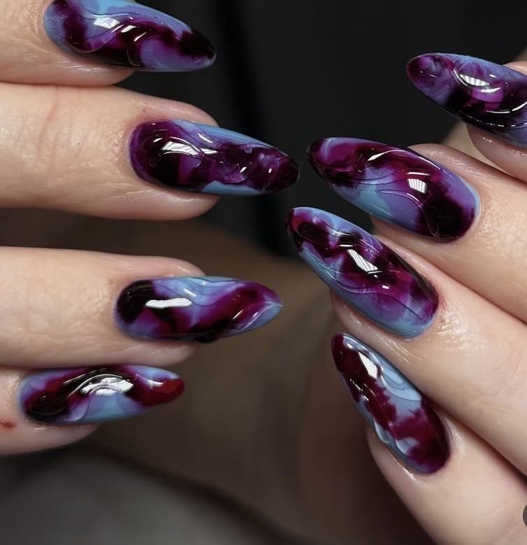 SovvySyndra's tweet photo. @BnnyHero Oh darling, all I need do is curl my fingers just the slightest bit and there will most certainly be marks from how I keep my nails... 💜 https://t.co/sS0hQjuChN