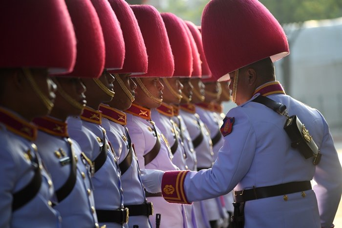 EmmaPtortetor's tweet photo. Evolution of Royal Thai Army King Guard's headwear

the plumes has grown bigger and become a part of their hats. https://t.co/jREYHXmQwK