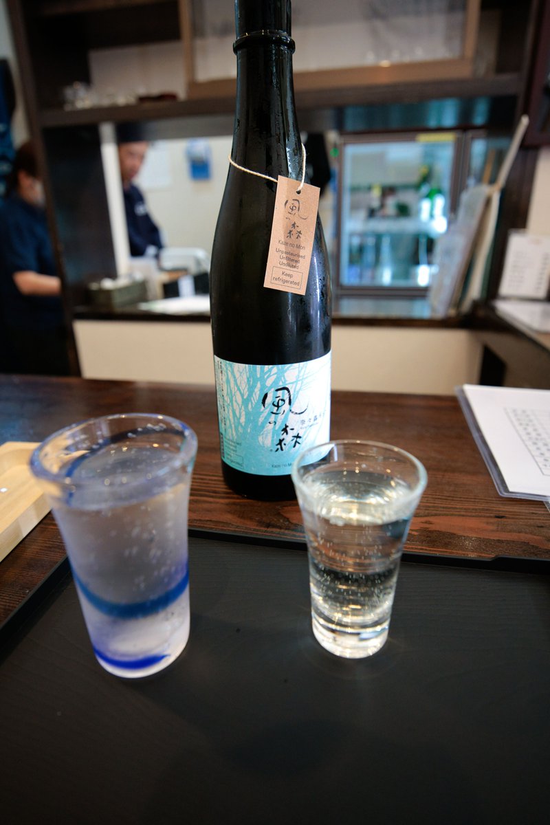 noimann66's tweet photo. #でん同士美酒部
らでんちゃんが酒を飲み、きら子ちゃんが店の名前をしっかりと覚えていた「なら泉勇斎」にいきました。
確実に飲める銘柄が京都の「かぐや姫」しかないので
店主と会話し甘めな物を紹介して頂きました。
「春鹿 ひやおろし」と「風の森 奈々露６５７」を飲みましたがどちらも飲みやすくフルーティーでした。
味の感じは春鹿の方がより日本酒、風の森の方が果実酒かの様甲乙つけがたい物でした。
店主は本当に気さくな方なので1人で気軽に入れます。
水も沢山出してくれるので私もそこまで強くないのですが行けました。
オーソドックスな銘柄の試飲は1杯300円～500円で中には高級な物もありますが大体1000円前後でつまみも頼みながら1杯～2杯飲めます。