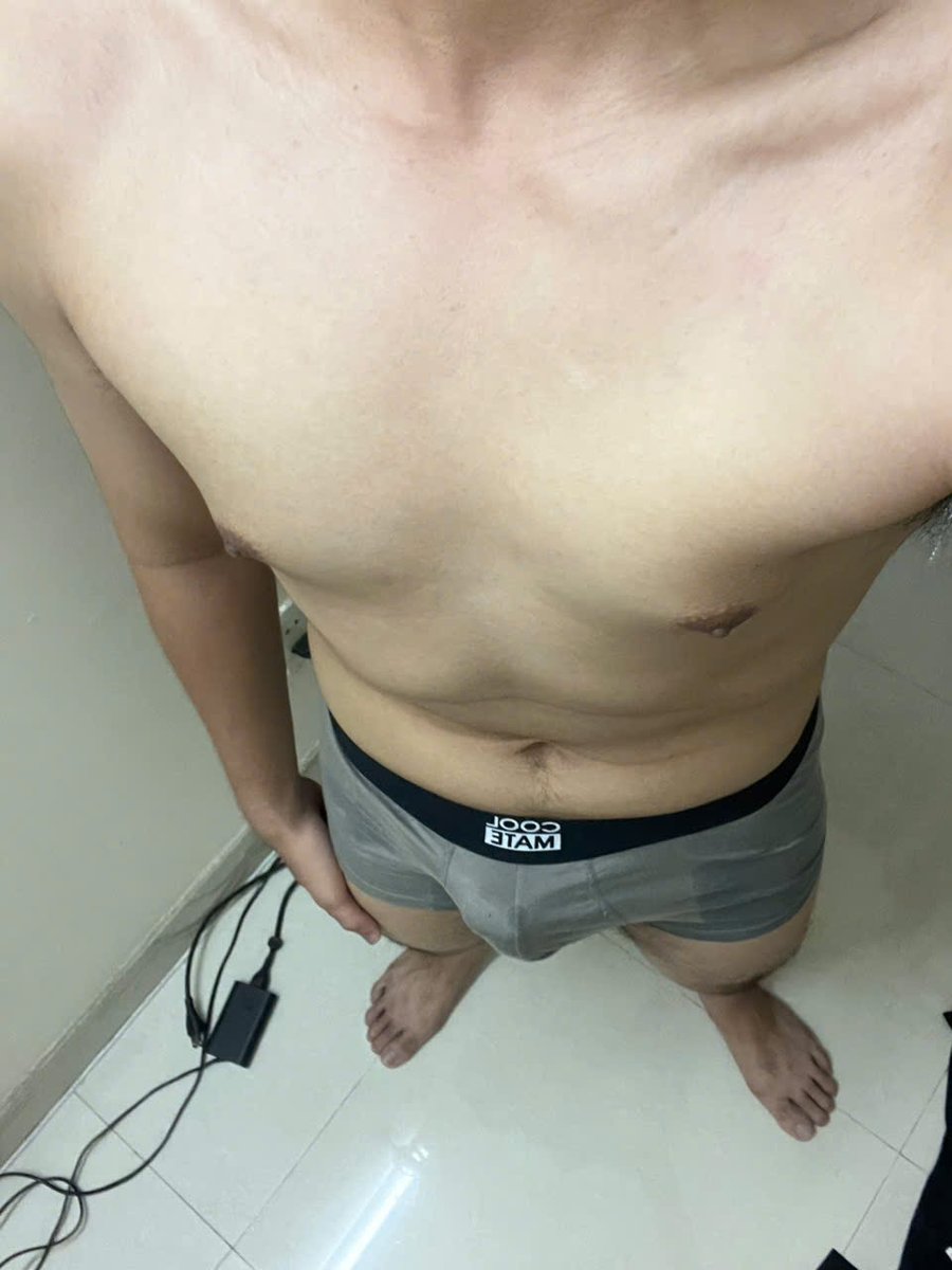 Nguyen_Hng26's tweet photo. đi học về ướt mưa và nứng cặc https://t.co/bzCVIHBRh9