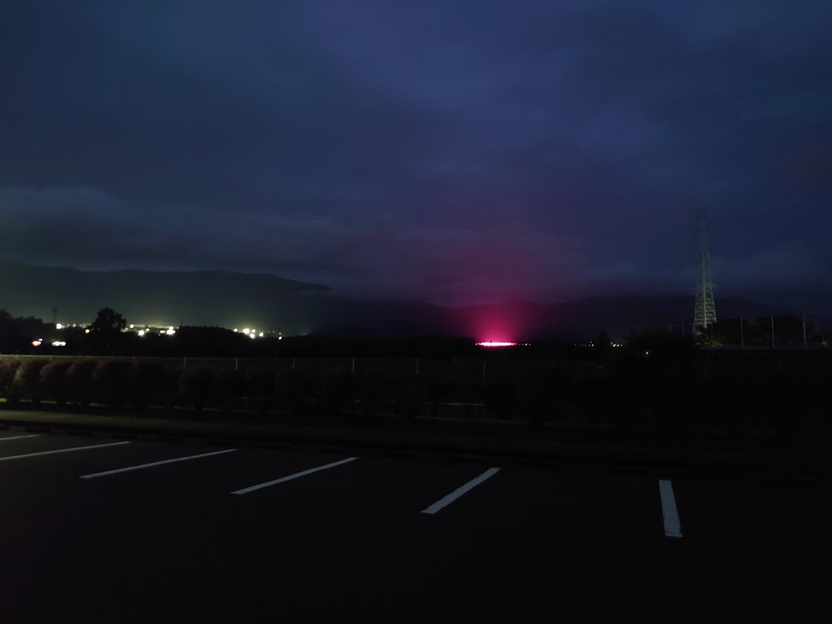 pamdirac5's tweet photo. @nonntannpu アメーラトマト🍅のハウスのLEDです。
雲が低いとよく散乱して、空がピンクになり遠方からもよく見えます。結構毎晩のように照らしてますよ。 https://t.co/3H7OuRcNDi