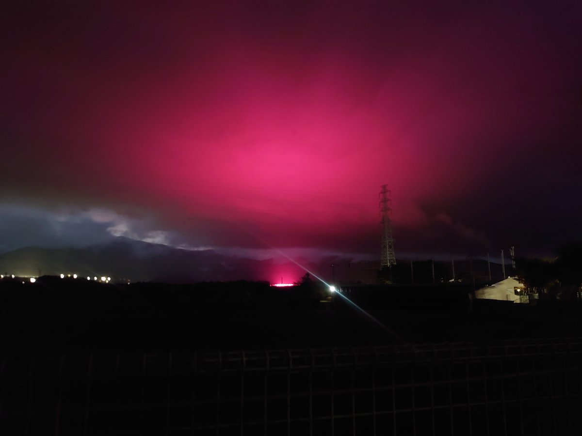 pamdirac5's tweet photo. @nonntannpu アメーラトマト🍅のハウスのLEDです。
雲が低いとよく散乱して、空がピンクになり遠方からもよく見えます。結構毎晩のように照らしてますよ。 https://t.co/3H7OuRcNDi