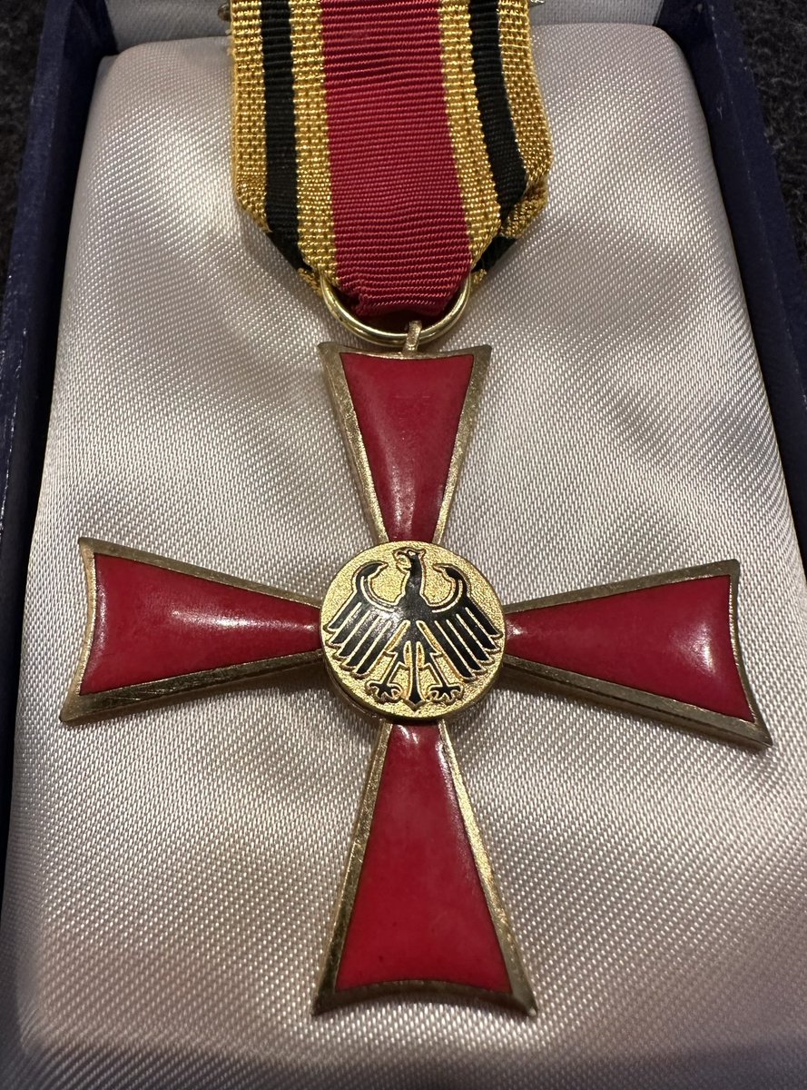 britainopello5's tweet photo. Das Bundesverdienstkreuz, verteilt von (s)einem Entwerter.
#ProportionsTwitter https://t.co/nei0cuoDga